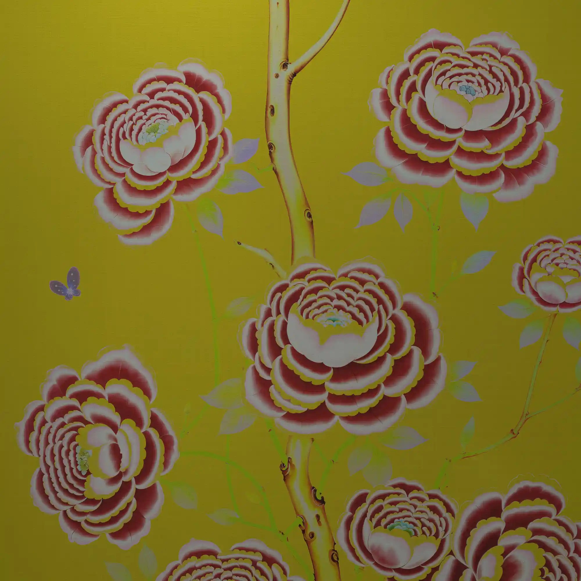 金色的中国风墙纸，花朵图案光彩夺目，具有明亮的古典光泽。