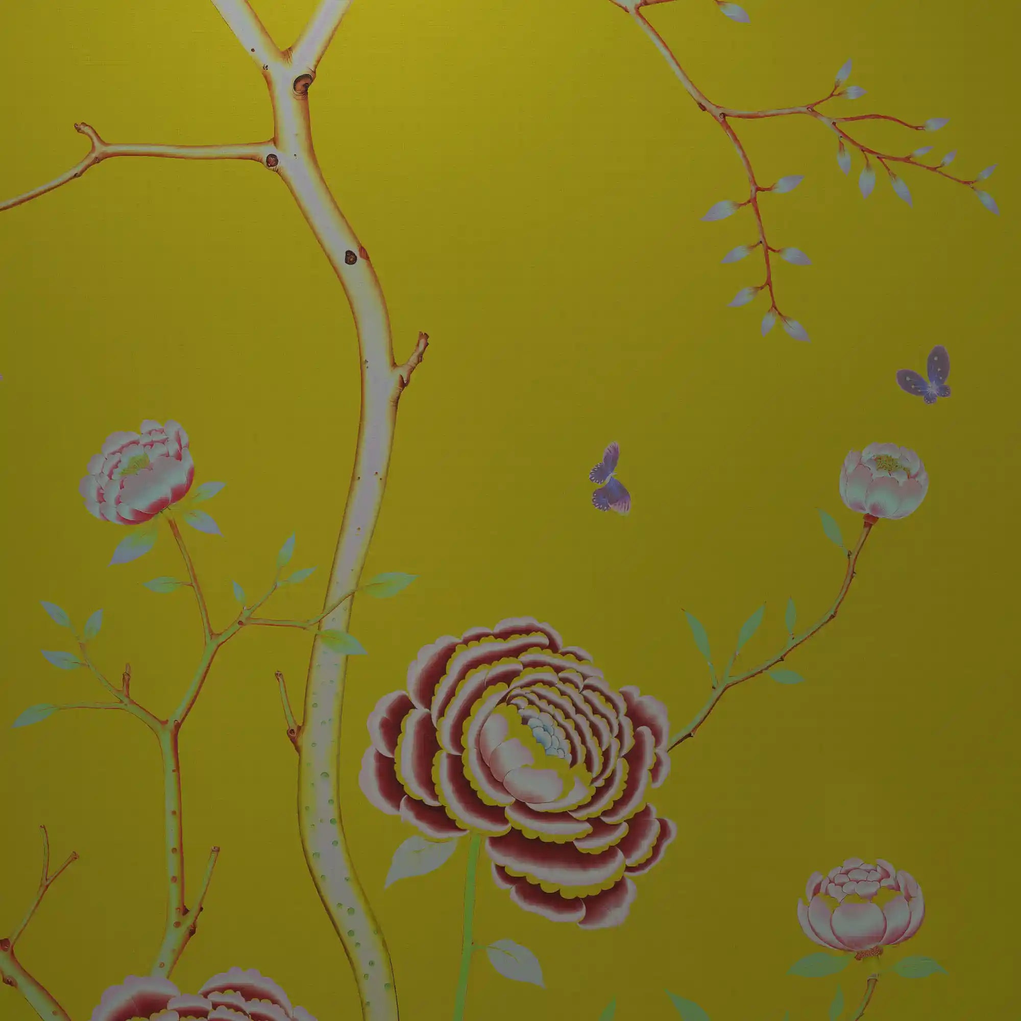 金色中国风墙纸特写，显示出复杂的植物图案和明亮的色调。