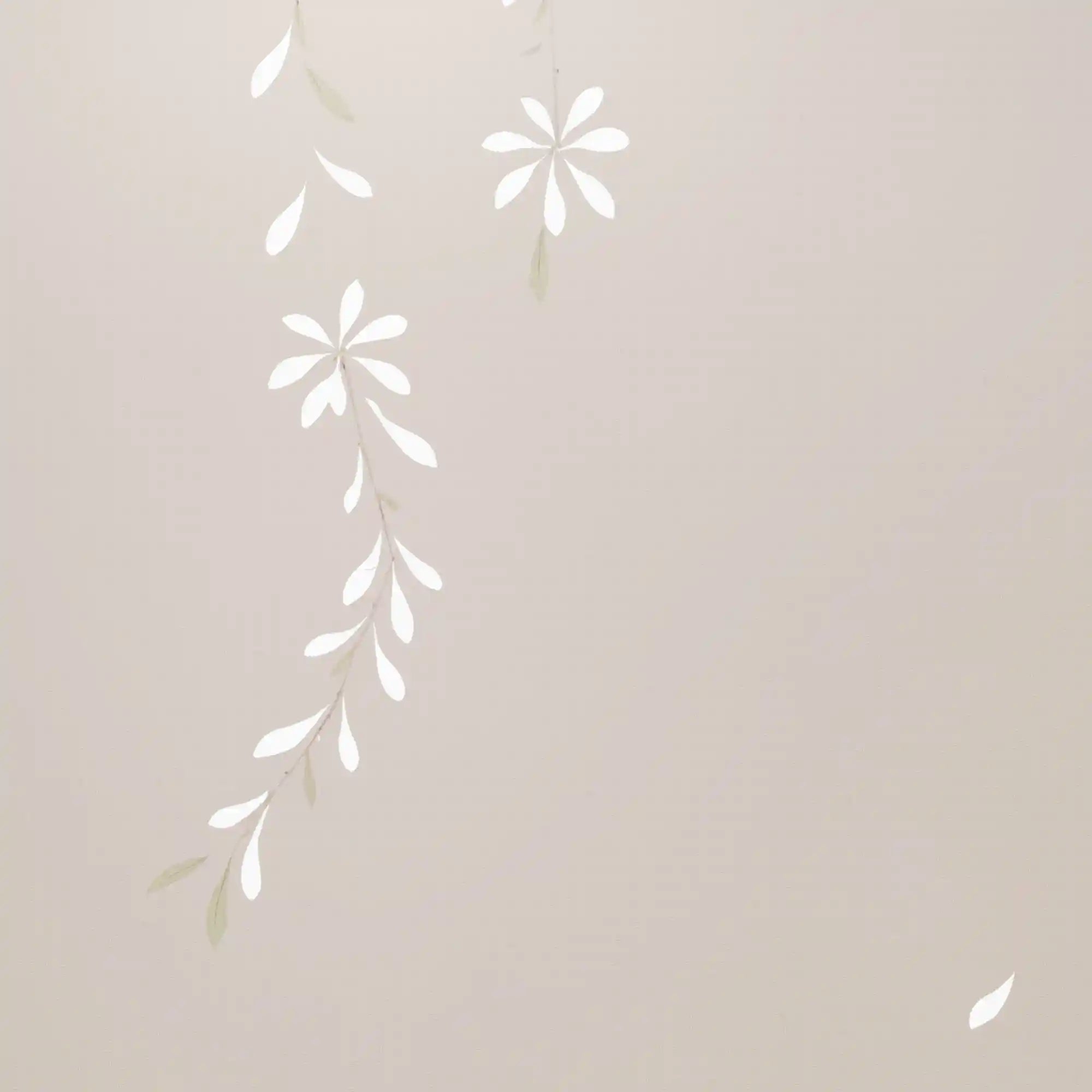 优雅的象牙色中式墙纸，带有精致的花卉图案，适用于餐厅空间。