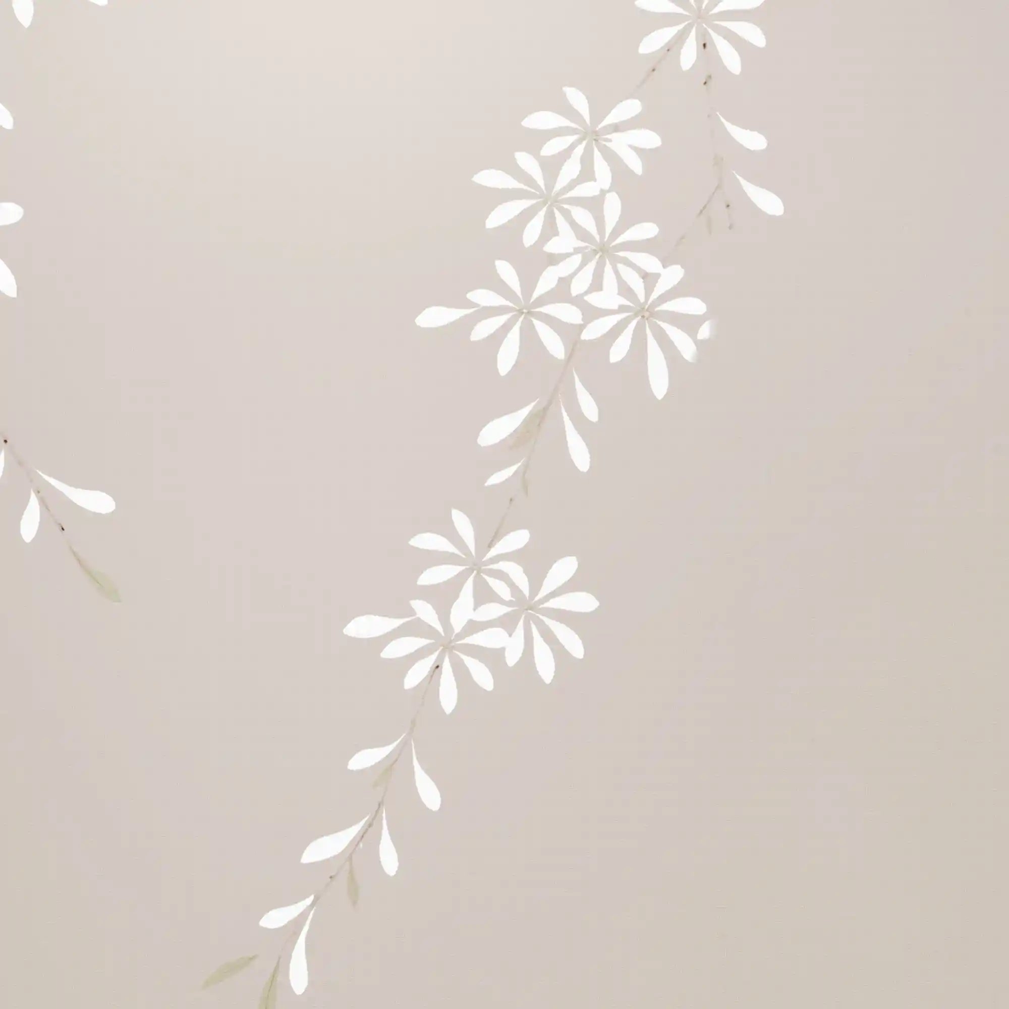 象牙色中国风花卉墙纸特写，显示出优美的笔触纹理和均衡的色彩。