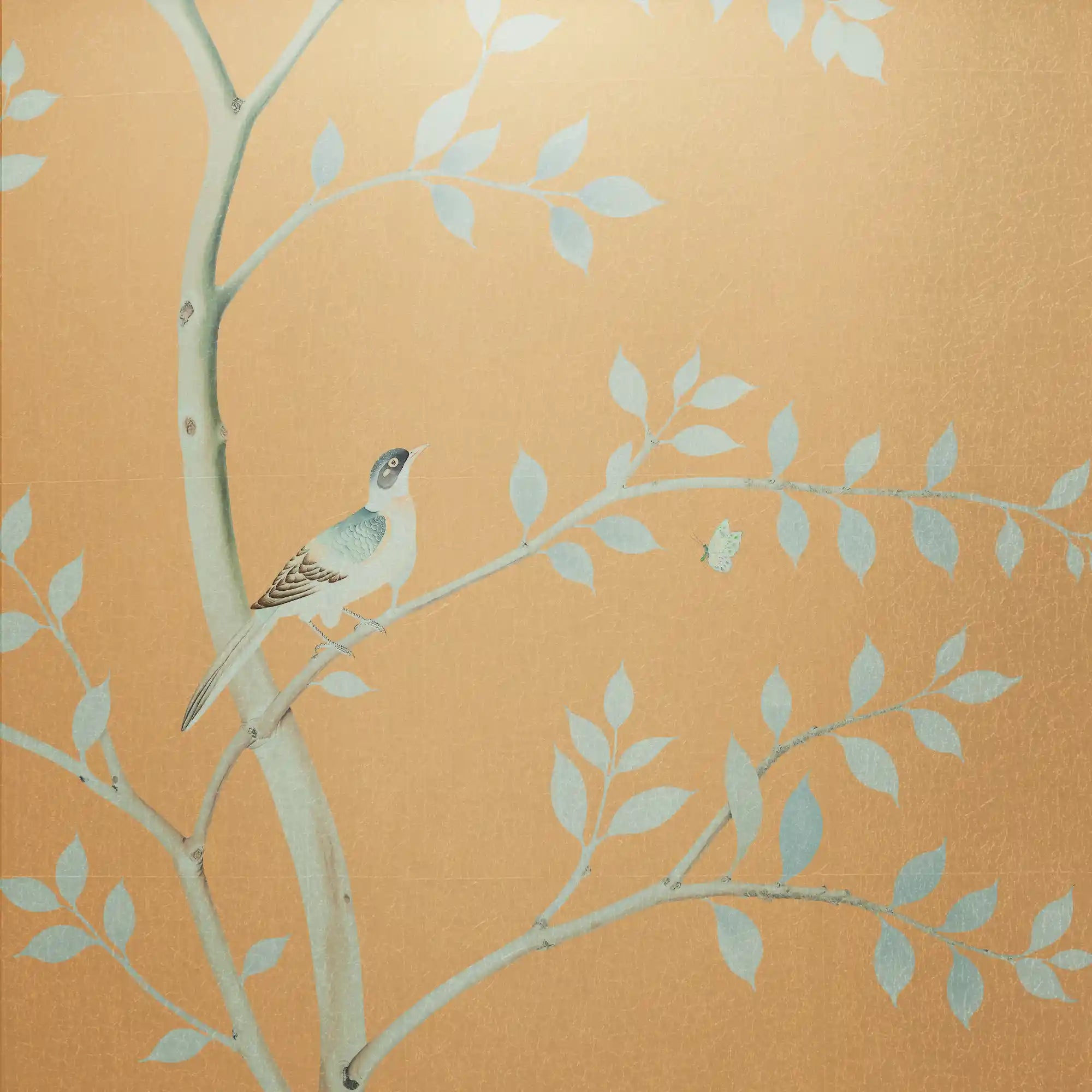 桃红色花朵金属叶中国风墙纸特写，突出金色装饰。